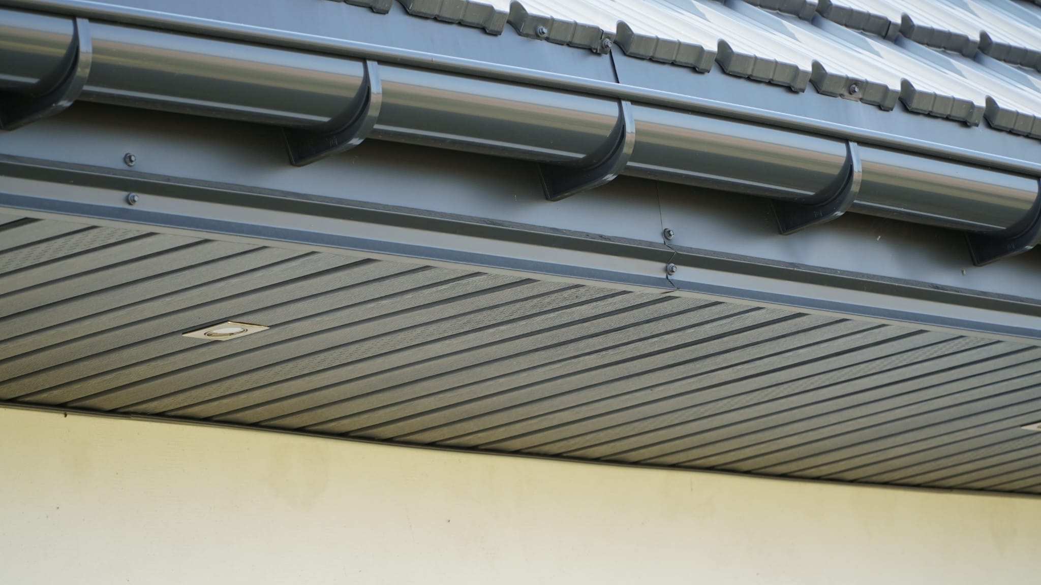 Eaves with integrated lighting
