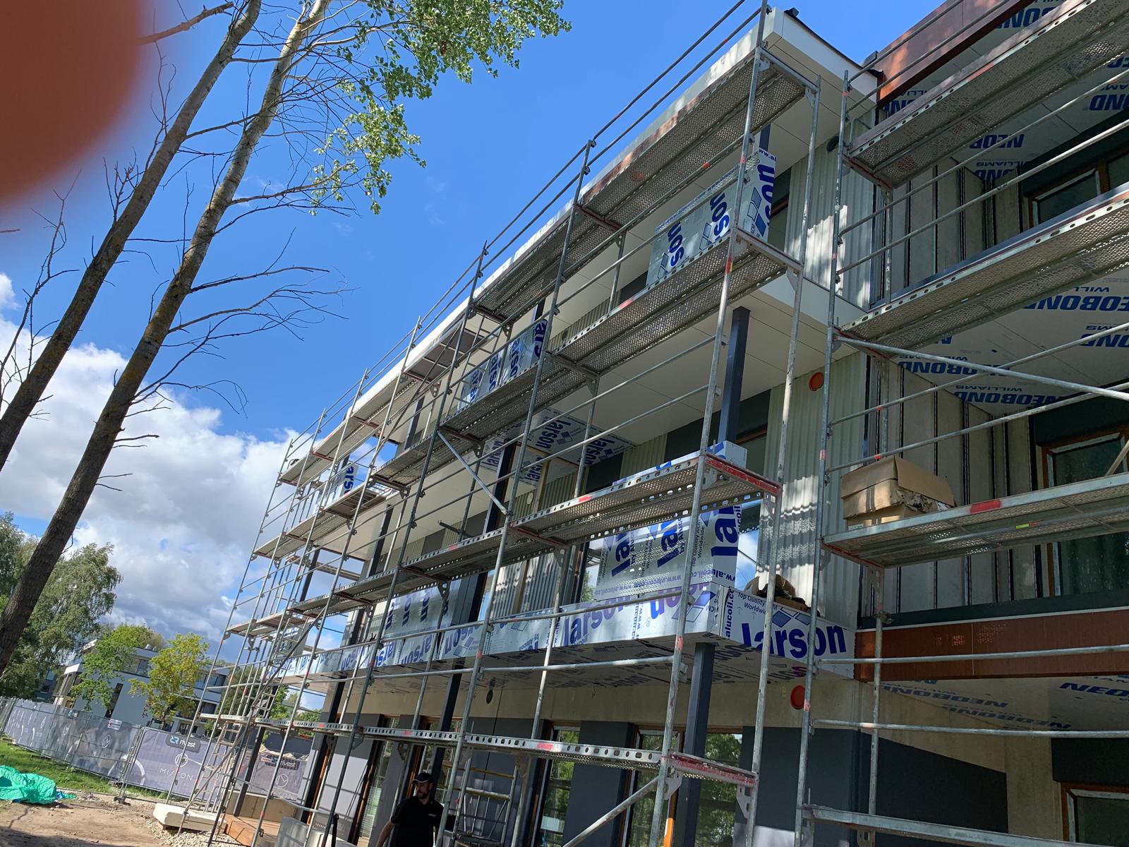 Mai 79 facade during ACP element installation