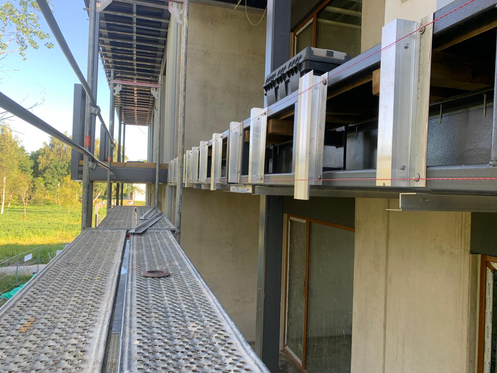 Aluminium substructure at the balcony edge at Mai 79